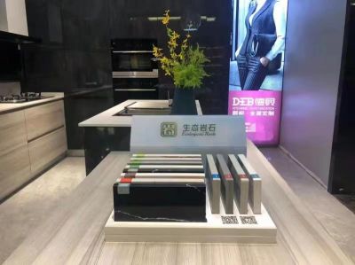 縣政府副縣長周素梅、文旅局副局徐遠(yuǎn)志一行蒞臨聯(lián)弘科技調(diào)研指導(dǎo)